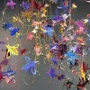 Bijen installatie (2019) 35 zwermpjes in Museum Opsterlan Gorredijk, papier en draad, circa 100 x 100 x 100 cm