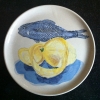 Frisse vis (2012) schildering op keramiek, Ø 16 cm (particuliere collectie)