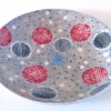 zonder titel (2012) schildering op keramiek, Ø 36 cm (particuliere collectie)