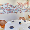Haringschool (2022) muurschildering en papier / draad, circa 600 cm lang (Bij Jef, Den Hoorn)