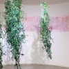 Lathyrus (2017-2018) installatie met hangende papiersculpturen, papierstructuren op een muurschildering.