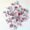 Bloemen en bijenkrans (2026), drukinkt, kunststof en draad, 45 x 35 x 15 cm. (Galerie Posthuys - 350 euro)